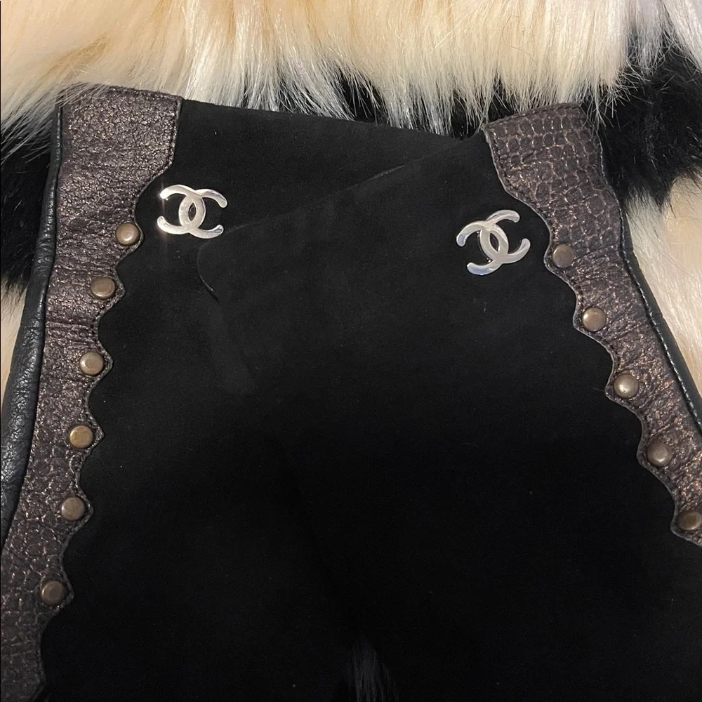 CHANEL Black and Tan Leather Gloves - Picture 3 of 10